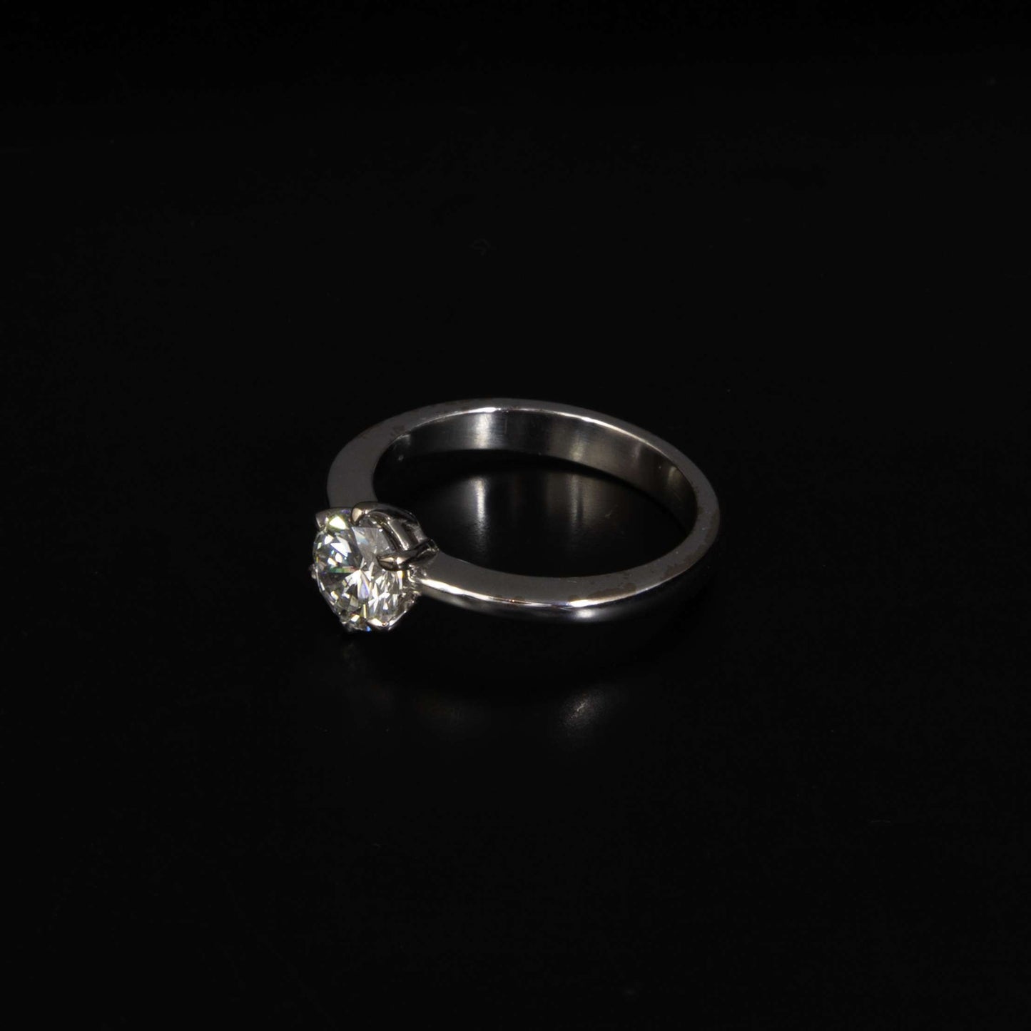 Anillo rosetón en oro blanco y diamante en talla brillante de 1 ct. VS2