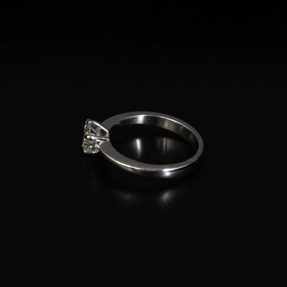 Anillo rosetón en oro blanco y diamante en talla brillante de 1 ct. VS2