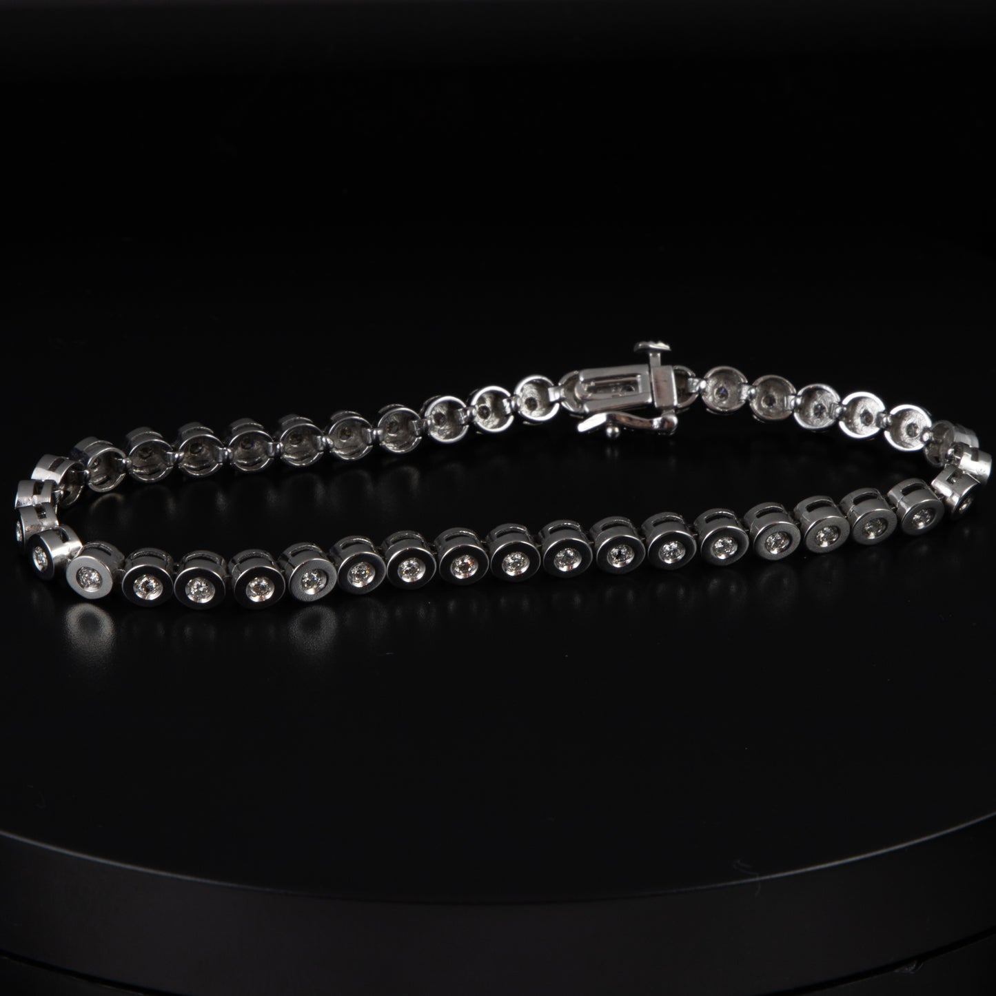 Riviere oro blanco y diamantes 0,02 qts x 41 con un total de 0,82 qts.