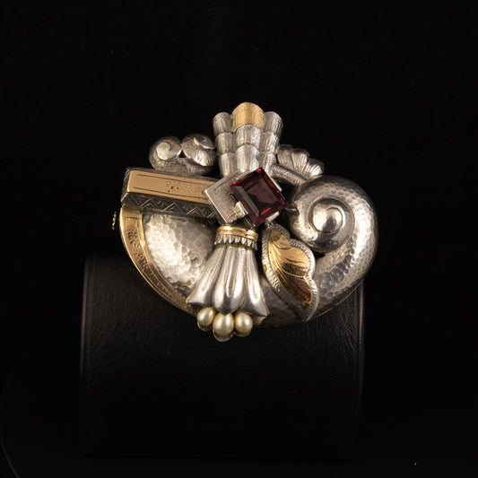 Broche de plata, época modernista con láminas de oro.