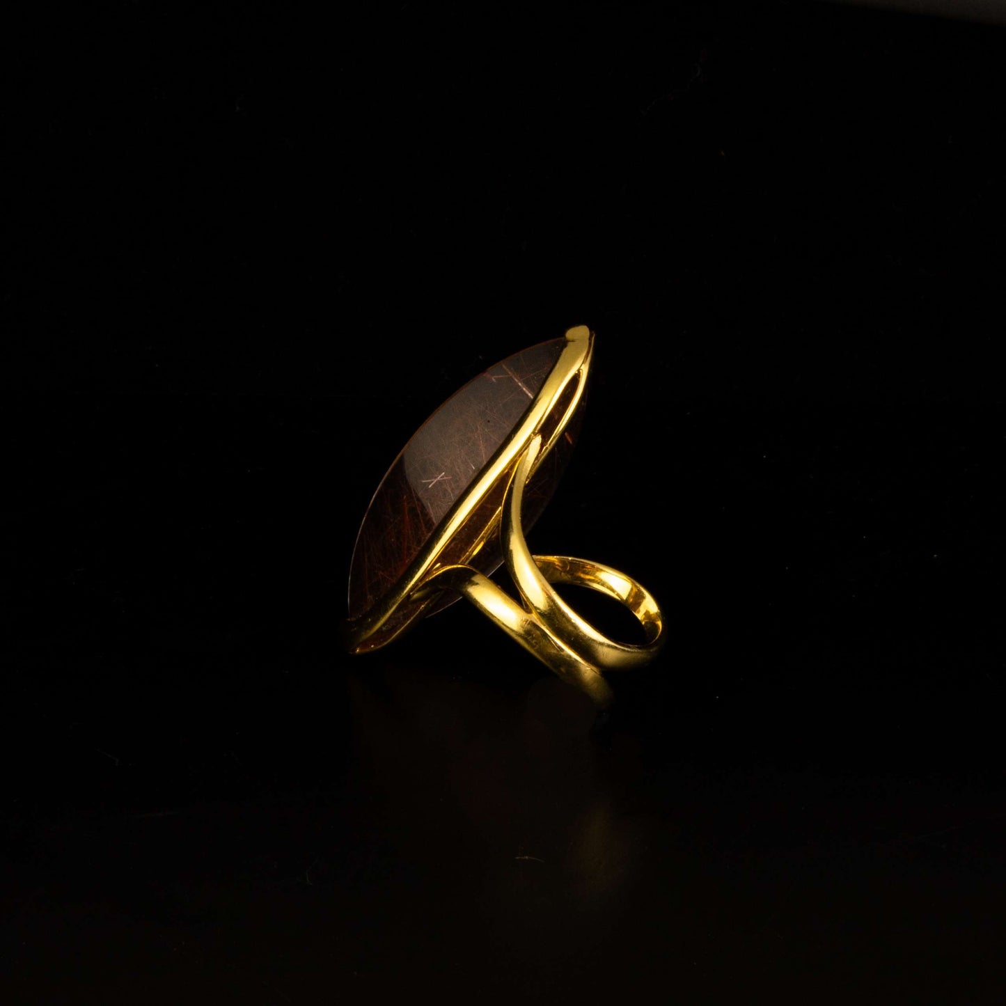 Anillo en oro y cuarzo rutilado.