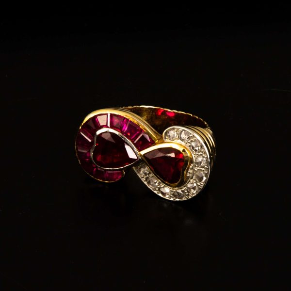 Anillo en oro, brillantes, rubís y piedras rojas.