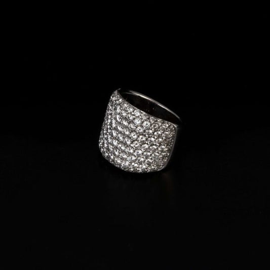 Anillo en oro blanco con diamantes.